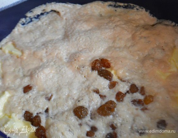 С вечера в посуду (любую,главное не алюминиевую, она окисляется) поместить, не перемешивая, дрожжи кусочками, стакан молока теплого, масло сливочное (кусочками) комнатной температуры, яйца, стакан сахара, изюм предварительно обдать кипятком и дать стечь воде.Накрыть полотенцем и оставить на ночь.
Фото сделано уже на утро.