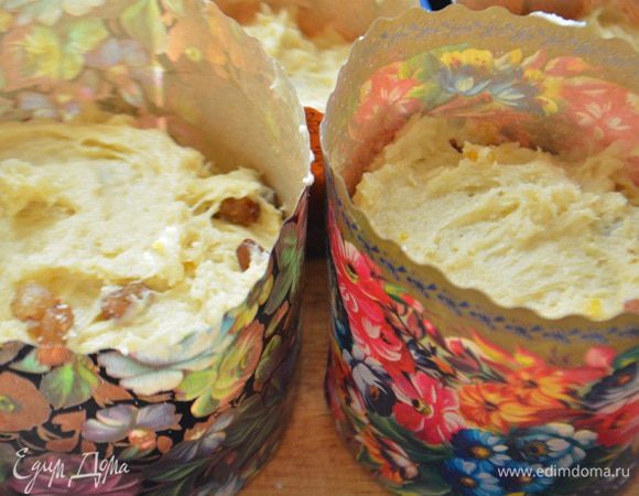 Наполнить смазанные подсолнечным маслом формы на 1/2.
Бумажные формы для куличей смазывать не надо. И дать подняться в два раза в теплом месте. Главное, чтобы не было сквозняков.