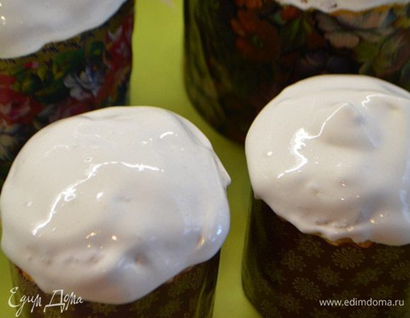Готовим глазурь: взбить охлажденные белки в пену, добавить пару капель лимонного сока и добавить 100 г сахара, взбивать до устойчивых пиков. Промазать куличи глазурью.