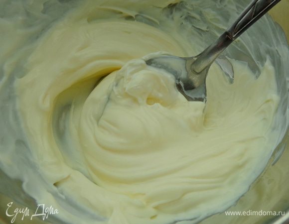 Сделать крем для верхушек куличей: смешать маскарпоне со сметаной, посолить по вкусу.