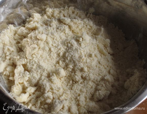 Песочное тесто: муку растереть с холодным маслом в крошку.