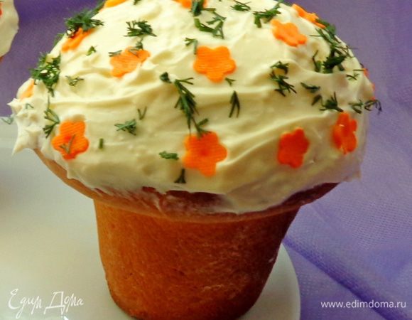 После того как изделия полностью остынут, смазать верхушки кремом и украсить куличи чем-нибудь ярким. Я использовала морковку,