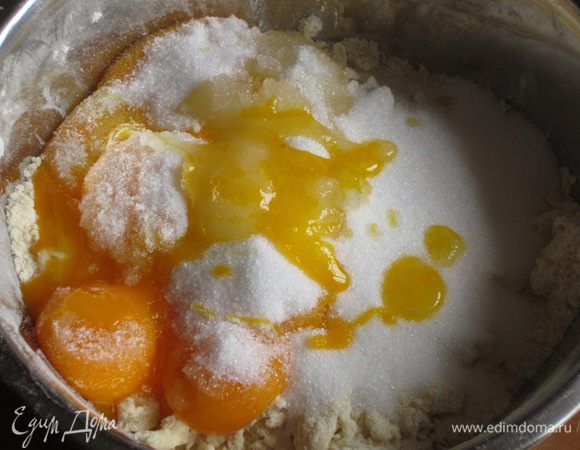 Добавить яйцо, желтки, сахар, щепотку соли и замесить тесто.