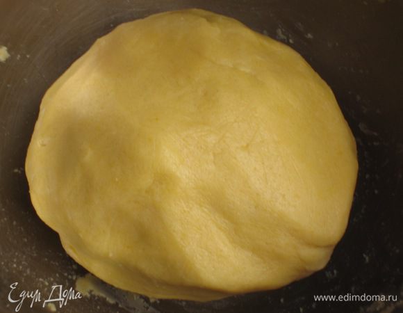 Сформировать шар, завернуть в пищевую плёнку и отправить в холодильник на 1 час.