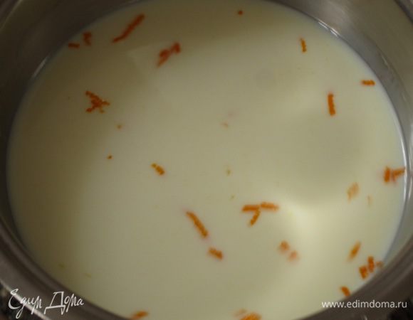Начинка: в молоко добавить цедру апельсина и довести до кипения.