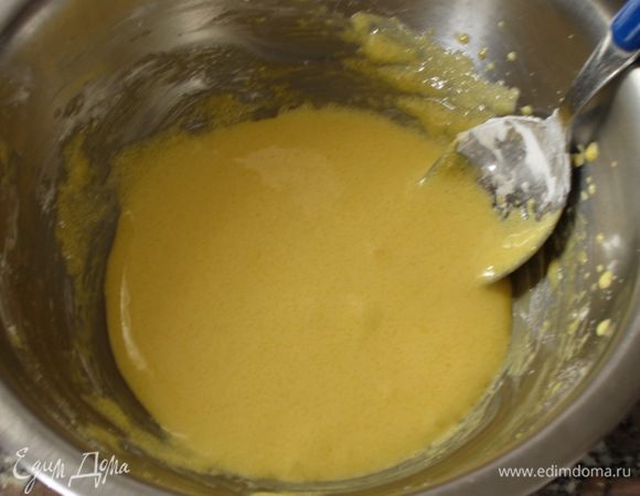 Взбить 2 желтка с 50 г сахара до побеления. Добавить крахмал и хорошо перемешать.