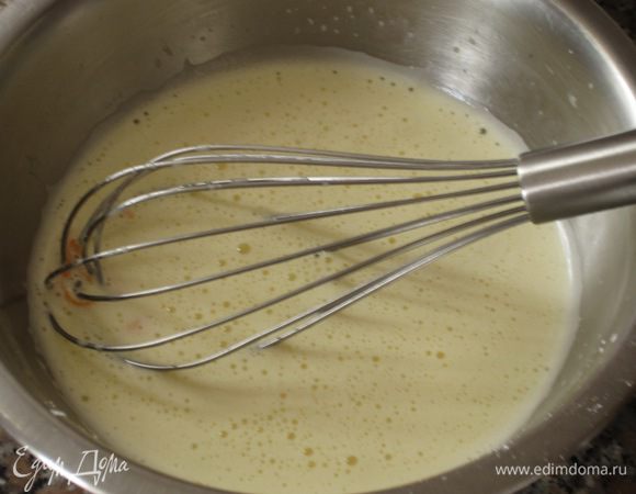 Тонкой струйкой влить молоко, постоянно работая венчиком. Хорошо перемешать, чтобы не было комочков.