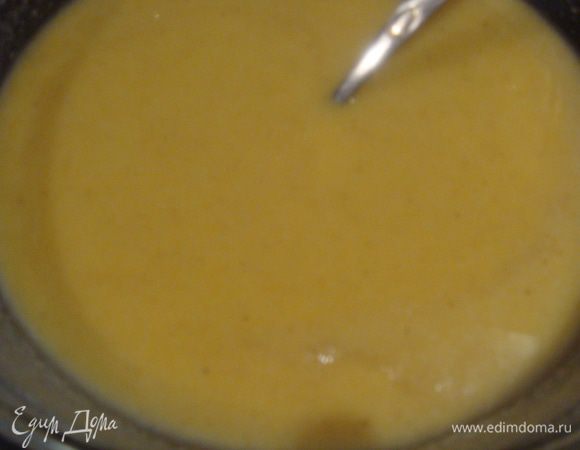 Кукурузную муку залить кипятком, добавить сахар и оставить на 1 час.