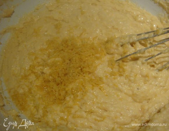 Соединить кукурузную муку с пшеничной, все хорошо перемешать. Добавить натертую цедру лимона, растительное масло и еще раз тщательно перемешать.