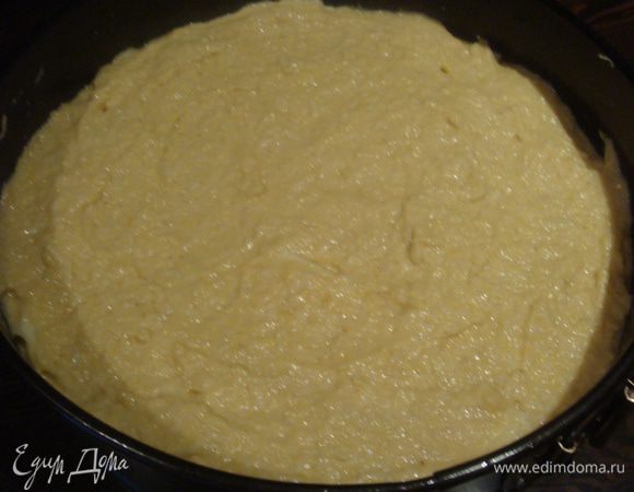 Выпекать пирог в заранее разогретой духовке до 180 С° примерно 30-40 минут.