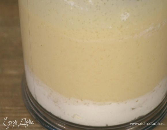 Не выключая блендера, тонкой струйкой влить растопленное сливочное масло, ванильный экстракт и взбить все в воздушную массу.