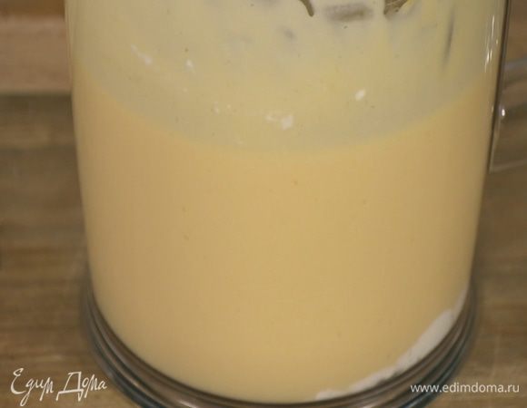 Продолжая вымешивать, добавить яйца и взбить еще немного.