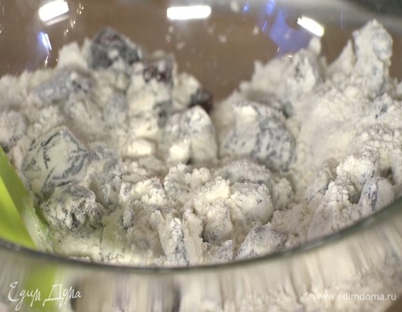 Муку перемешать с разрыхлителем и солью, добавить вишню и клюкву и еще немного перемешать.