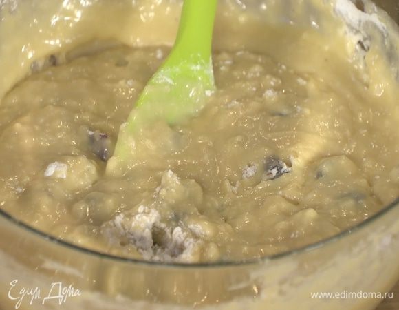 Влить к муке сливочно-яичную массу и вымешать тесто.