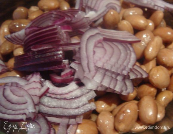 Лук нарезать полукольцами.