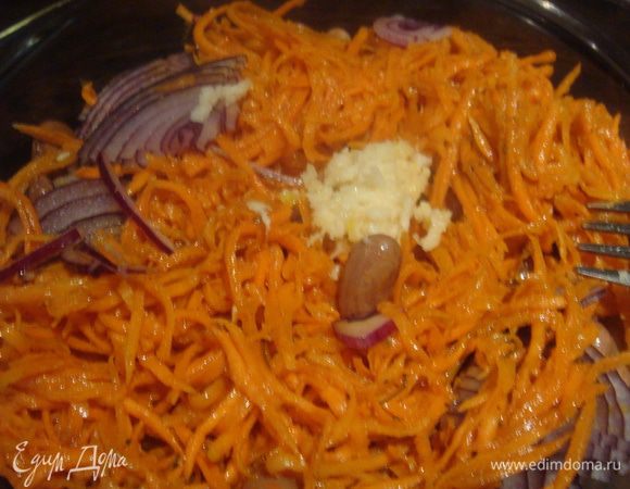Морковь натереть на терке, выдавить чеснок, хорошо перемешать.