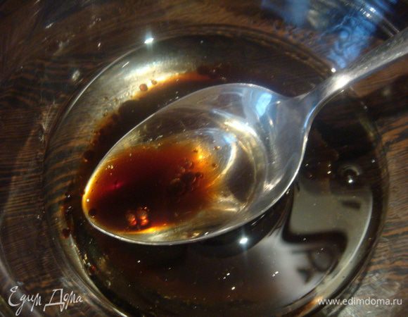 Заправка: смешать растительное масло, соевый соус, уксус. Заправить салат, добавить соль, перец по вкусу. Дать салату настояться 2-3 часа в холодном месте. 