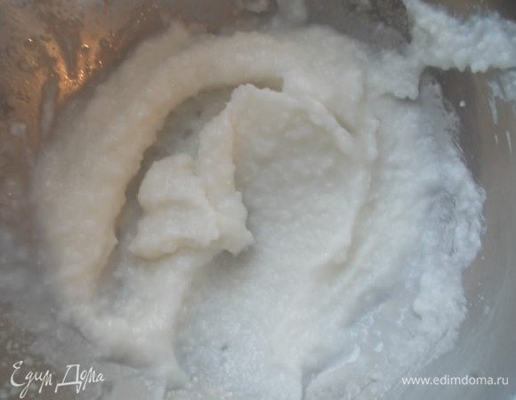 Рис смолоть погружным блендером в кашицу, можно добавить немножко воды, тогда будет легче.