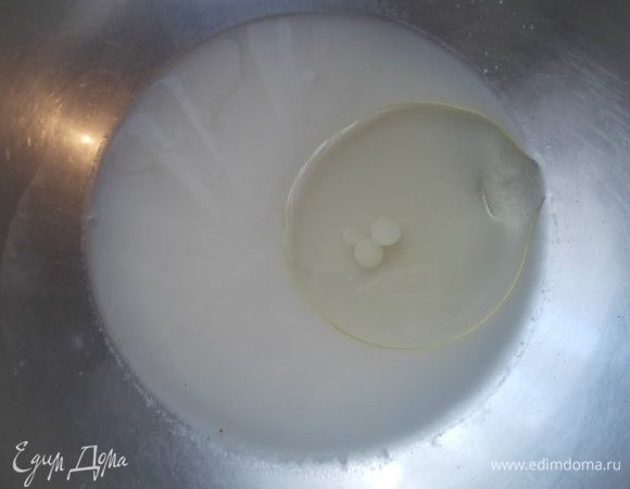 В теплой воде развести дрожжи, добавить соль, сахар и масло.