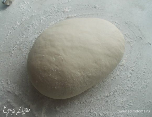 Всыпаем сразу 300 грамм муки и, постепенно подсыпая, замешиваем тугое тесто. Кладем его в миску, накрываем полотенцем и даем подойти.