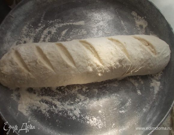 После того, как тесто увеличится в два раза, мы его снова замешиваем и формируем батон. Присыпаем мукой со всех сторон, делаем надрезы и даем постоять 20-30 минут. Пока разогреем духовку 190С. 