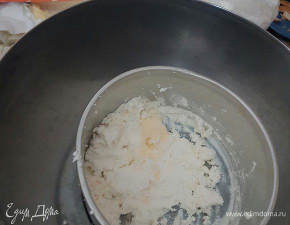 Через сито растереть творог с маслом (чем меньше диаметр отверстий в сито, тем лучше, поэтому я использовала сито для муки, но можно и стандартное).