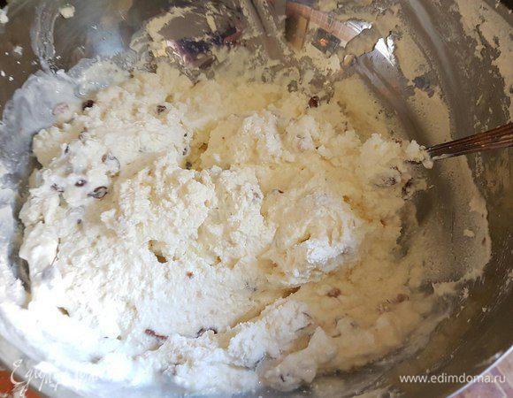 Замочить изюм примерно на 15 минут, хорошо промыть, обсушить в друшлаке и добавить в общую массу. Затем к творогу с маслом добавить сметану и сахарную пудру, все хорошо перемешать. В ступке растолочь не соленый и жареный миндаль, добавить в творожную массу.