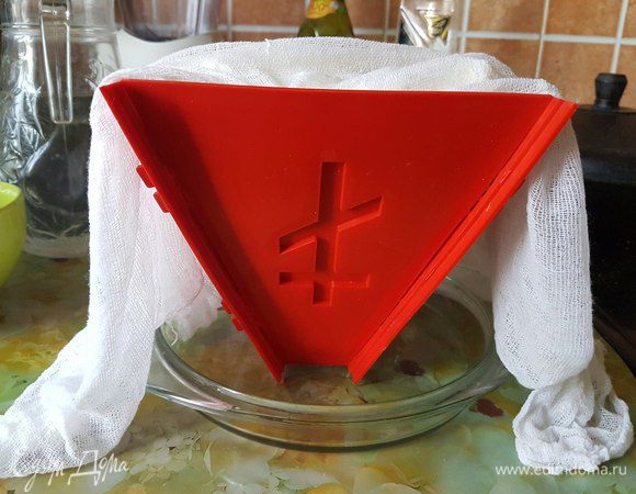Подготовить пасочницу — для этого нужно положить в нее влажную марлю, прижать к стенкам. Выложить в нее всю нашу массу и утрамбовать ее. Свисающими краями марли накрыть массу, сверху положить миску с водой или любой другой гнет... что-то тяжелое! Саму форму с пасхой тоже ставим в глубокую миску, т.к. в процессе стояния с нее будет стекать жидкость, которую нужно периодически сливать.