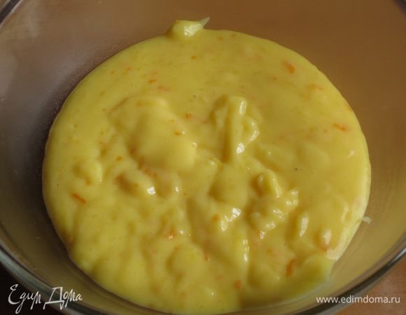 Заварной крем снять с огня, накрыть пищевой плёнкой, остудить.
