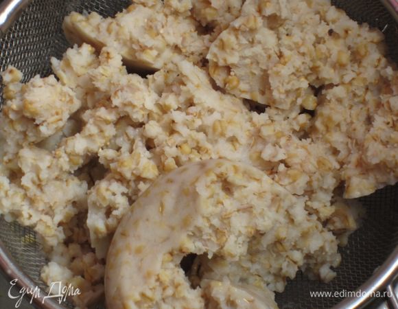 Варёную пшеницу откинуть на дуршлаг, чтобы дать стечь лишней жидкости. Размять вилкой до однородного состояния.
