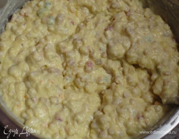 Отделить белки от желтков. Рикотту соединить с оставшимся сахаром, 3 желтками, заварным кремом, апельсиновой водой, цукатами, ванильным экстрактом и пшеницей. Перемешать до однородного состояния.
