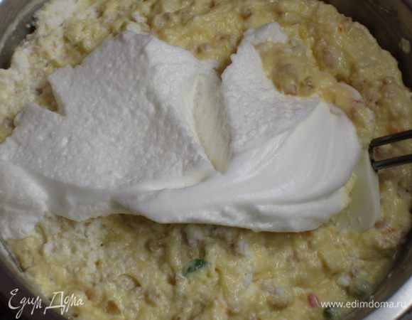 Взбить белки до устойчивых пиков и аккуратно ввести в крем.