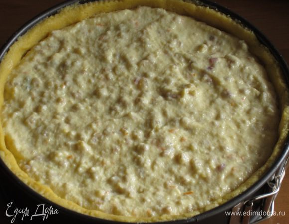 Выложить начинку и разровнять.