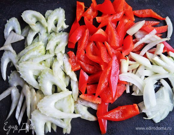Сельдерей, лук, сладкий перец нарезать брусочками.