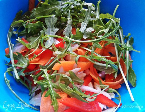 Сложить овощи-фрукты вместе, бросить горсть руколы. Осторожно перемешать.