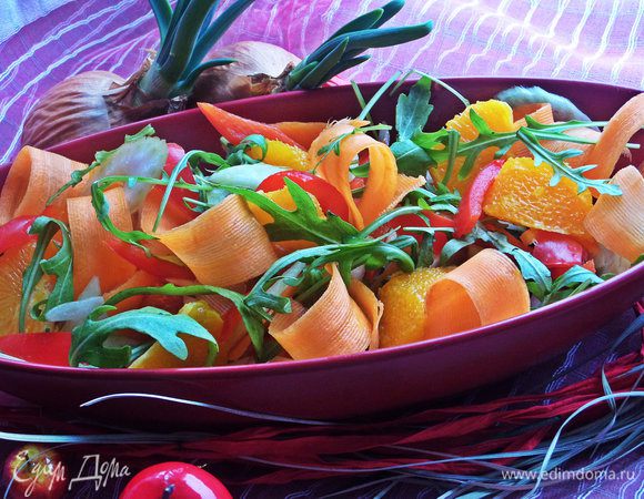 Переложить на блюдо, сверху разбросать горсть оливок без косточек с любой начинкой или без.