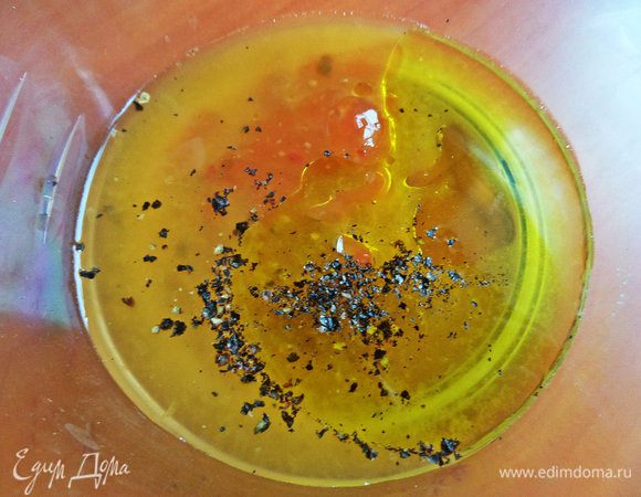 Заправка: из половинки мандарина выдавить сок, влить масло, соус чили, перец. Соль я не добавляла, так как соус чили и так насыщенный!