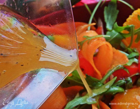 Перемешать и полить салат.