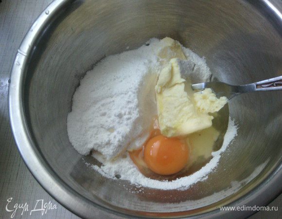 Готовим тесто: растереть размягченное сливочное масло с сахарной пудрой, яйцом и щепоткой соли.
