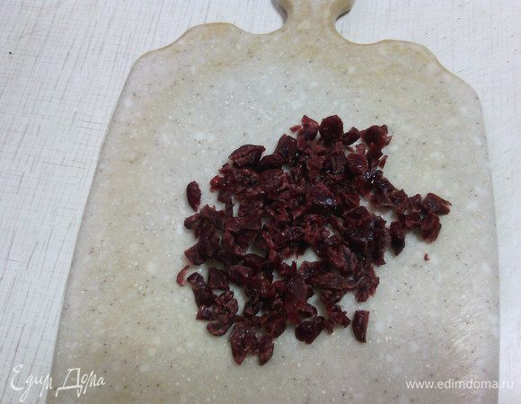 Порезать сушеную клюкву и смешать с вареньем. 
Варенье можно взять любое, НО особенно вкусно с вишневым или с абрикосовым...