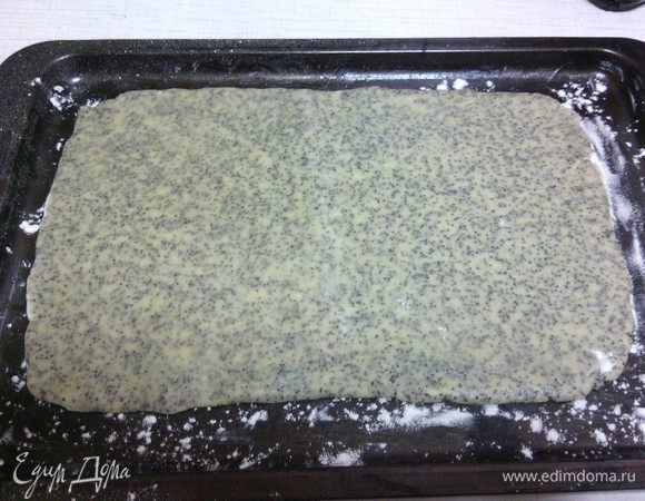 Разогреть духовку до 180 С°. Противень или небольшую форму для выпечки (примерно 30х25см) слегка смазать маслом и присыпать мукой.

Тесто разделить на 2 части. Слегка присыпать стол мукой и раскатать одну половинку в небольшой пласт размером с форму для выпечки - у меня получился пласт примерно 18х25 см.
