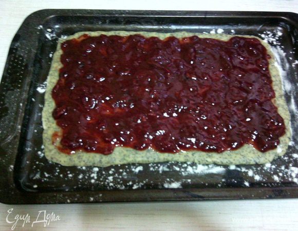 Равномерно распределить начинку по поверхности пласта.