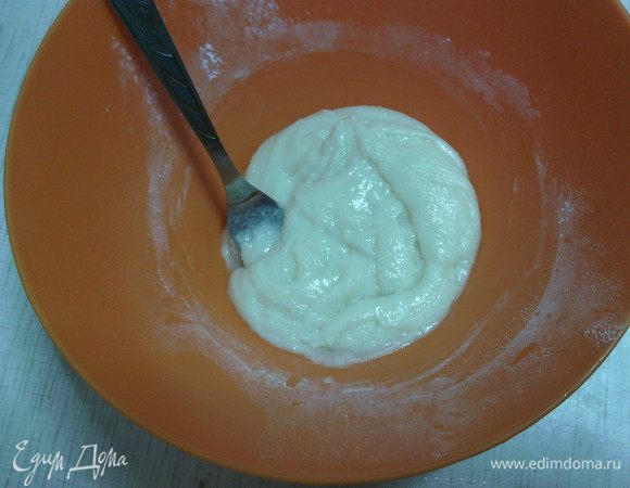 Глазурь: сахарную пудру просеять, в миску добавить сок половины лимона и размешать до однородной консистенции.