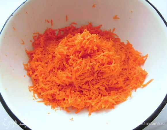 Морковку очистить и натереть на мелкой терке.