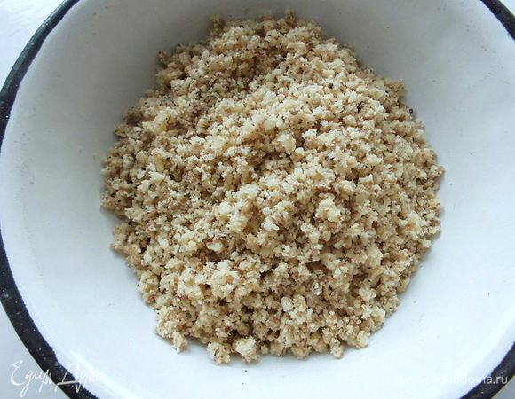 Грецкие орехи измельчить в мясорубке.