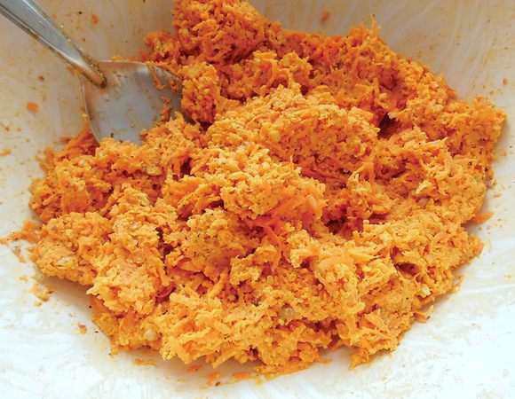 Очистить чеснок и также натереть его на мелкой терке. Добавить к измельченной моркови грецкие орехи, чеснок, соль и перец по вкусу, тщательно перемешать. Если будет суховато, добавить немного воды. 