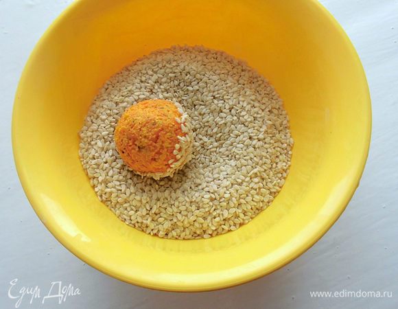 Из полученной массы сформировать небольшие шарики. Обкатать их в кунжуте и подавать. 