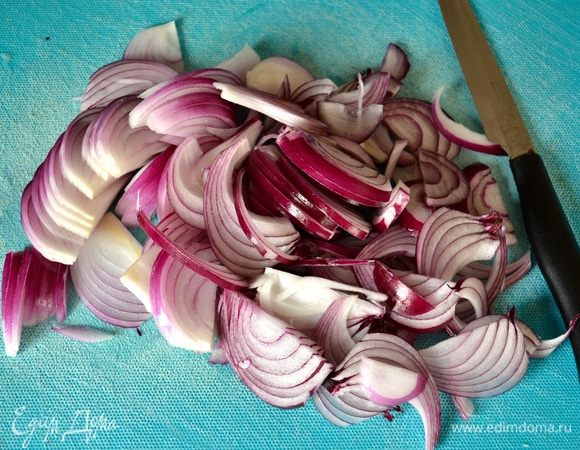 Красный лук нарезать полукольцами.