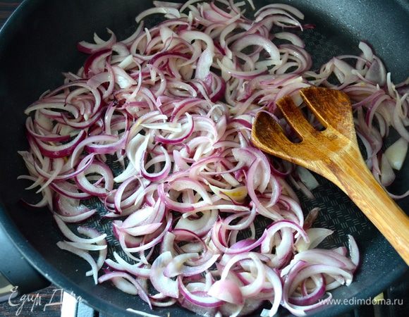 В сковороде разогреть оливковое масло и слегка обжарить лук.