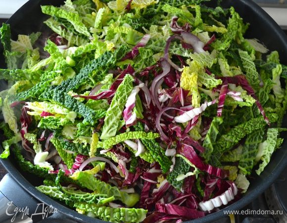 Добавить нарезанные листовые овощи и клюкву.